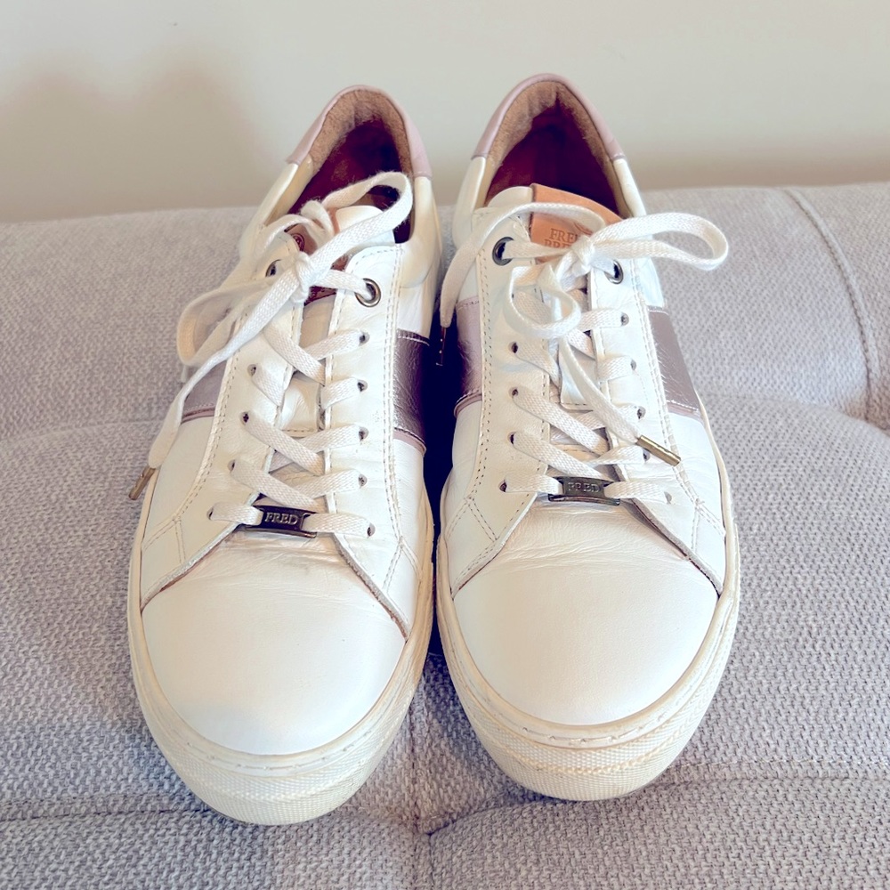 White with pink metallic stripe in leather lifestyle sneakers